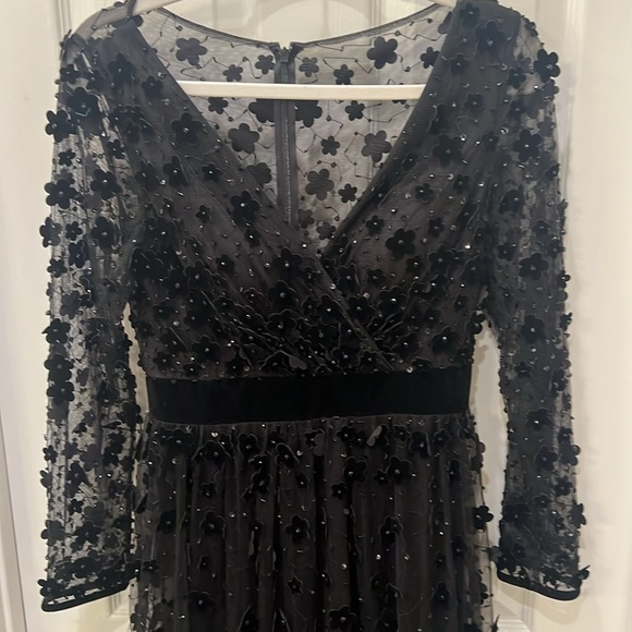 NWT Mac Duggal 67502 Floral Appliqué V-Neck Evening Gown Size 4 Black $798 - Picture 12 of 16
